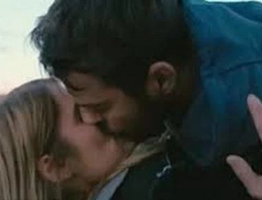 Η συμπρωταγωνίστρια του Ντάνου λύνει τις γυναικείες απορίες – Πώς φιλάει τελικά ο Ντάνος;